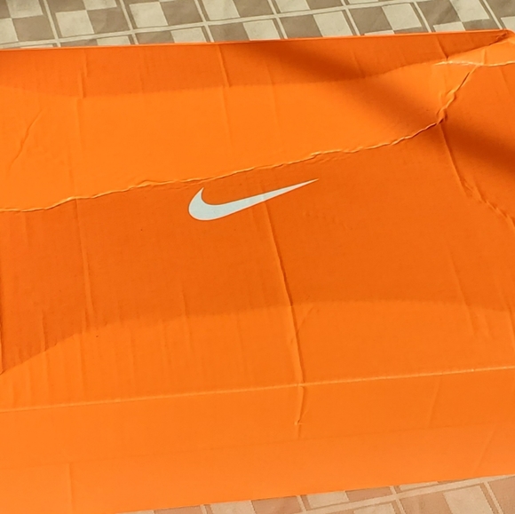 Women's Nike sneakers size 10 - Picture 3 of 9